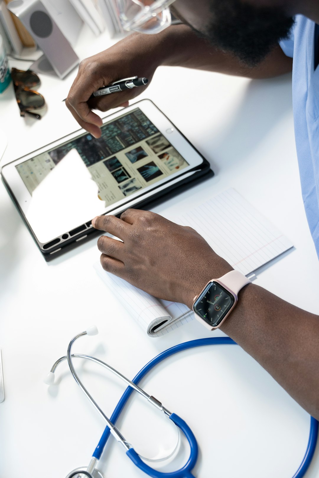 gallery-01 a-person-using-a-tablet-0mfqlqd9dyi
